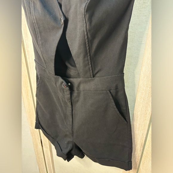 Haute Monde cut out mini halter romper NWOT 🌺2 $14 4 for $20 item!! - Picture 3 of 10